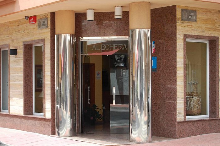 Hotel Owner In Spain's Mar Menor Beats Off Knife Wielding Thief With Iron Bar