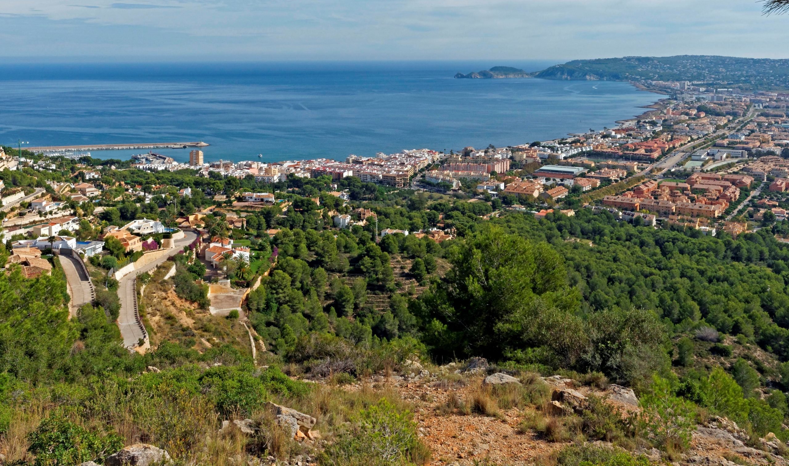 Teenage 'Spiderman' thief scaled walls to rob from upmarket holiday homes on Spain's Costa Blanca