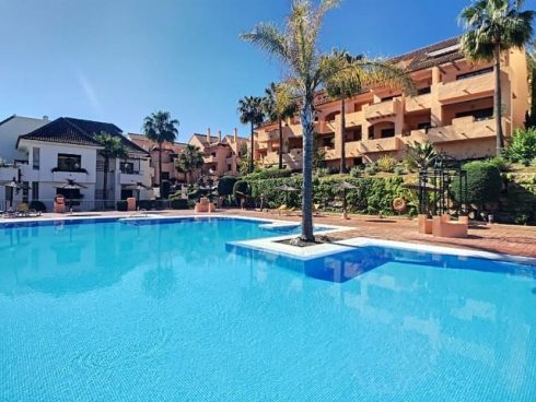 2 bedroom Apartment for sale in La Duquesa / Puerto de la Duquesa with pool - € 162