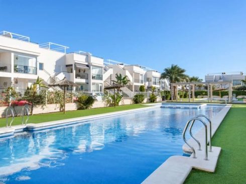 2 bedroom Apartment for sale in Torrevieja with pool - € 155