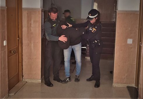 Man In Spain's Valencia Threatens To Blow Up Flat With Female House Mate Inside