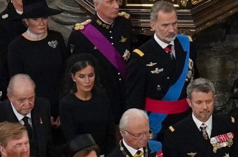 El ex rey de España Juan Carlos I se reunirá con su familia en el funeral de un familiar
