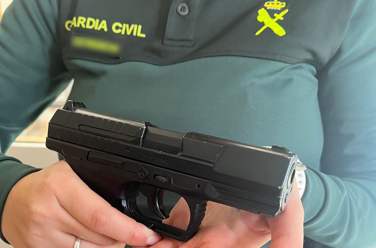 Teenager Threatens Police Officer With Fake Semi Automatic Pistol On Spain's Mallorca