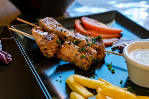 Pincho Moruno Preparado En Plato Negro Listo Para Comer En Resta