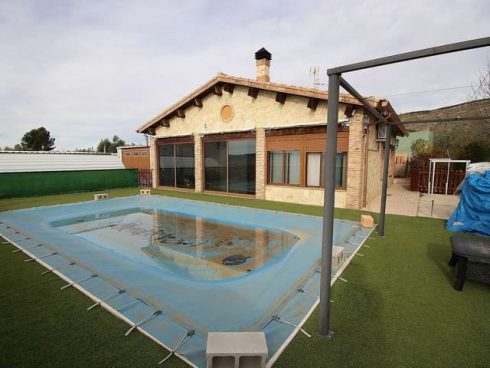 3 bedroom Villa for sale in Caudete with pool garage - € 185