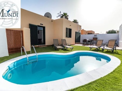 3 bedroom Semi-detached Villa for sale in Corralejo with pool - € 270