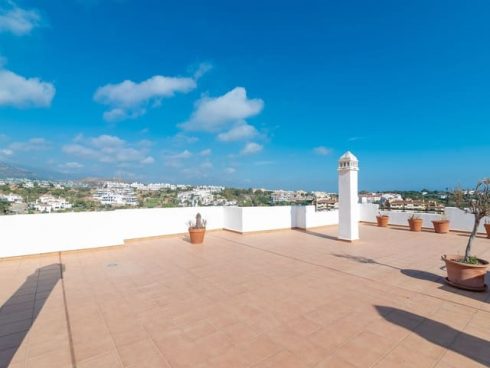 3 bedroom Penthouse for sale in Estepona with pool garage - € 249