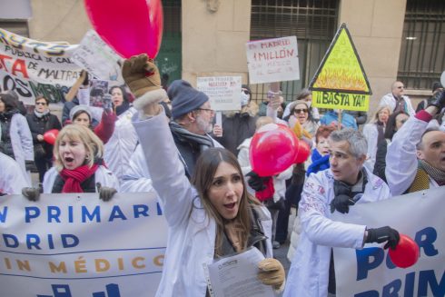 Protestors come out in force on streets of Madrid to denounce regional government’s ‘dismantling’ of healthcare system