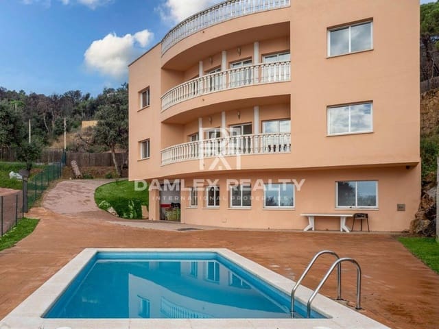 4 bedroom Villa for sale in Lloret de Mar with pool garage - € 395