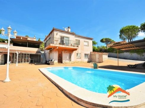 6 bedroom Villa for sale in Vidreres with pool - € 269