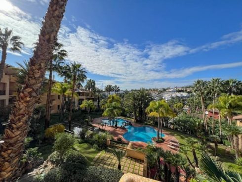 2 bedroom Apartment for sale in Estepona with pool garage - € 345