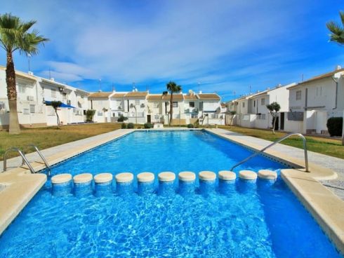 2 bedroom Townhouse for sale in Torrevieja with pool - € 145