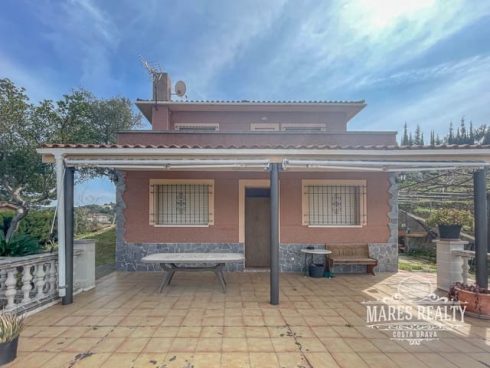 4 bedroom Villa for sale in Lloret de Mar with garage - € 209