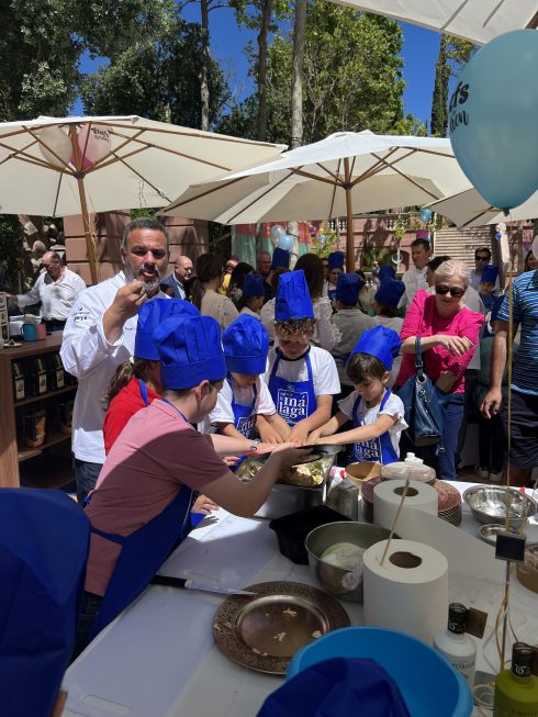 Ángel León, estrella tres Michelin, prueba la comida con sus alumnos