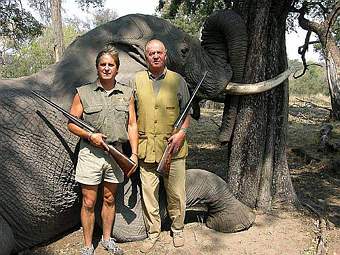 Don Juan Carlos Junto Al Organizador De Safaris (i) Y Ante Un Elefante Abatido, En Una Jornada De Caza En Botsuana En 2006