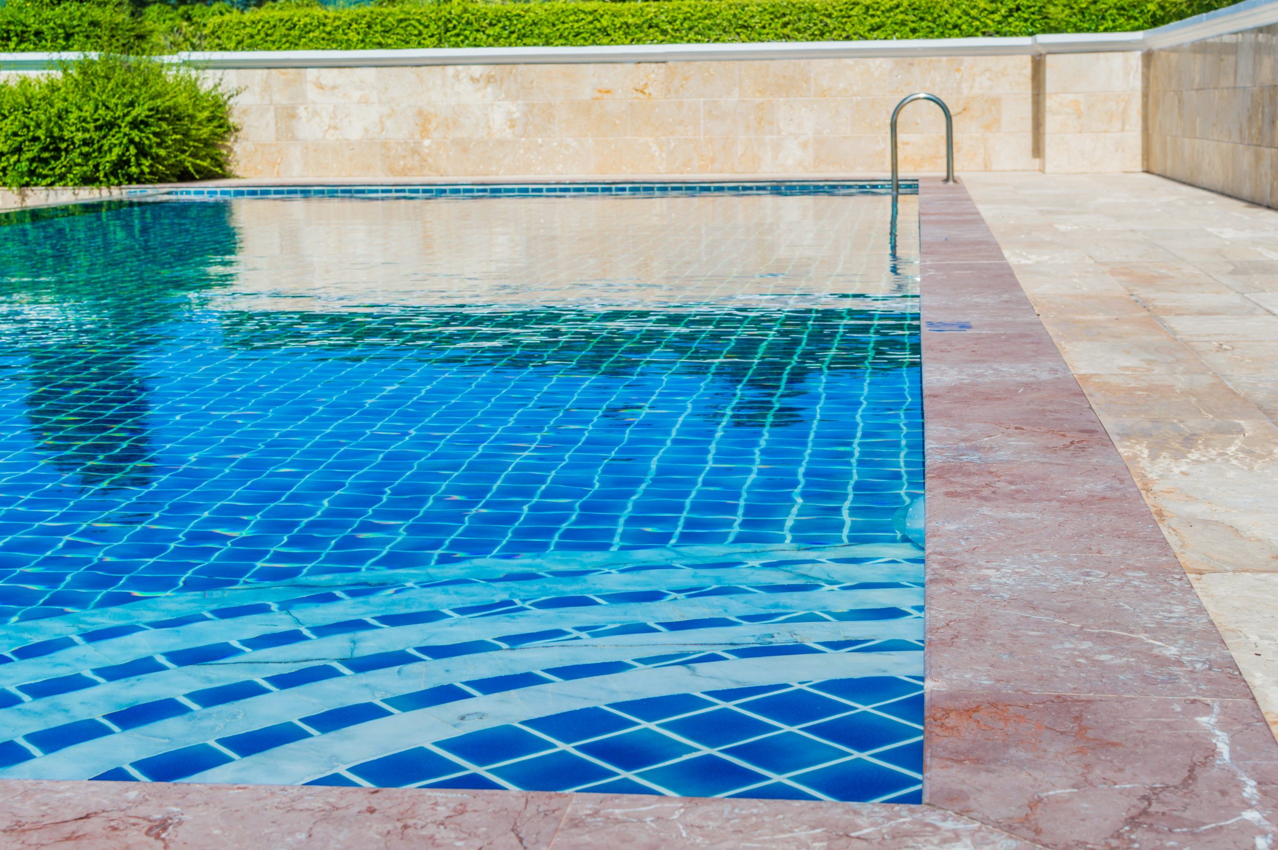 Última sequía: los ayuntamientos tienen la competencia para levantar la prohibición de llenar piscinas privadas en la Andalucía española