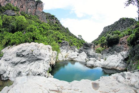 Comienzo de la caminata por el río.