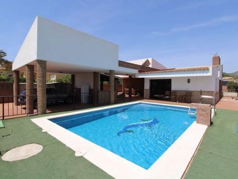 5 bedroom Villa for sale in Alhaurin de la Torre with pool - € 493