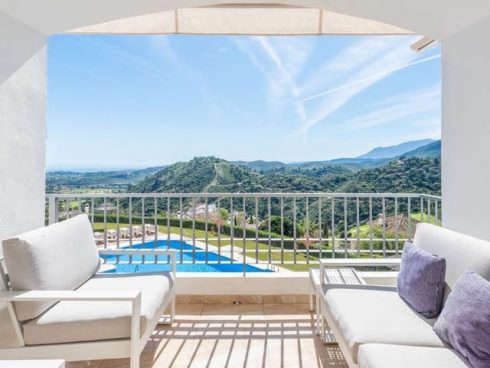 2 bedroom Apartment for sale in Benahavis with pool - € 325