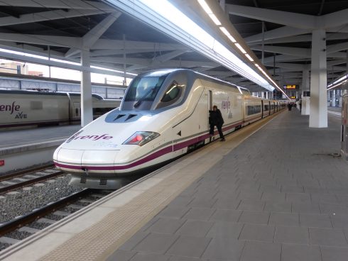 Tren Ave, En La Estación De Valencia, España, Serie 112 De Renfe