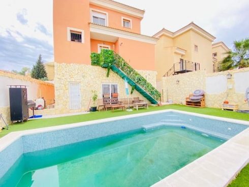 6 bedroom Villa for sale in Filipinas with pool garage - € 319