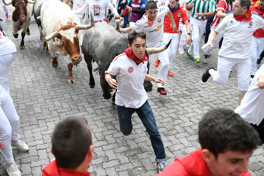 Bull running 2023: What is tradition during the festival of San Fermín all  about? - BBC Newsround