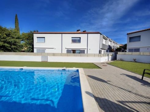 3 bedroom Townhouse for sale in Roda de Bara with pool - € 210