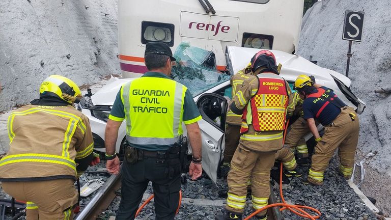 Train crashes into car in Lugo