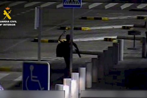 Man Throws Glass Bottles At Travellers And Threatens To Kill Police At Costa Blanca Airport In Spain