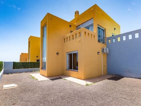 3 bedroom Villa for sale in Caleta de Fuste with pool garage - € 395