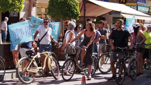 Pedal power as cyclists demand why eco-friendly cycle routes are being removed across Costa Blanca city in Spain