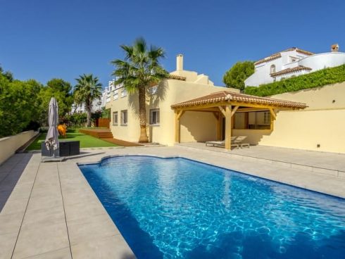 4 bedroom Villa for sale in Villamartin with pool garage - € 625
