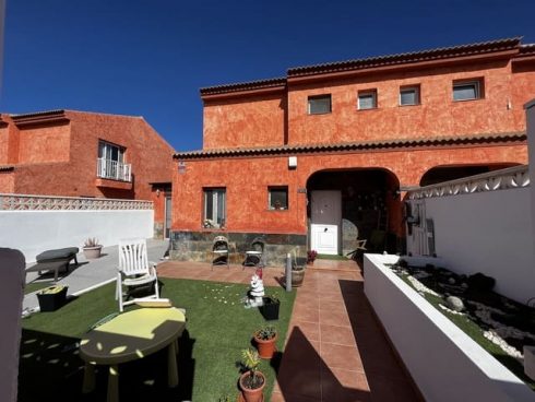 3 bedroom Villa for sale in Corralejo with garage - € 295