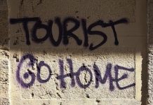 Touris raus?! Warum Anti-Tourismus-Kampagnen in Spanien zunehmen und die neue politische Partei in Sevilla harte Kontrollen durchführen will