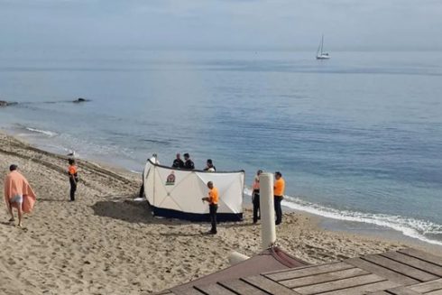 Police cordoned off a section of Playa de Venus, Marbella on Sunday where a man had drowned.