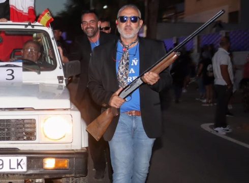 Mayor in Spain is under fire for carrying a huge gun during a local parade