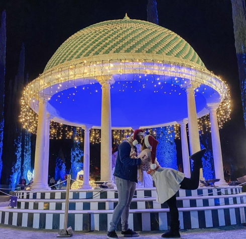 Couple share Christmas kiss in Malaga's Botanical Garden