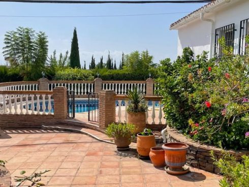 4 bedroom Villa for sale in Nerja with pool garage - € 690