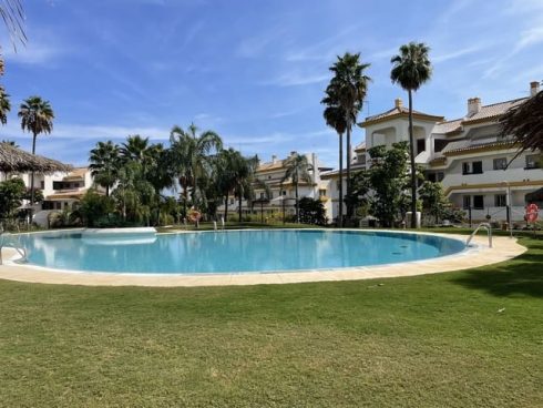 2 bedroom Apartment for sale in La Cala de Mijas with pool garage - € 225