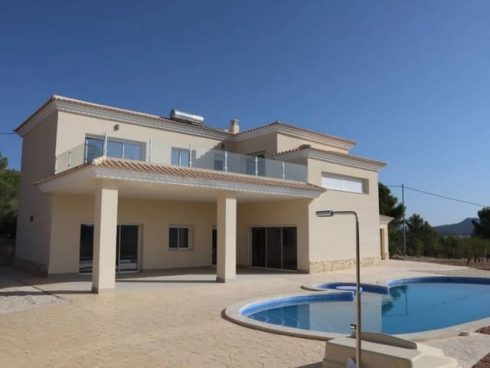 4 bedroom Villa for sale in Ubeda with pool - € 465