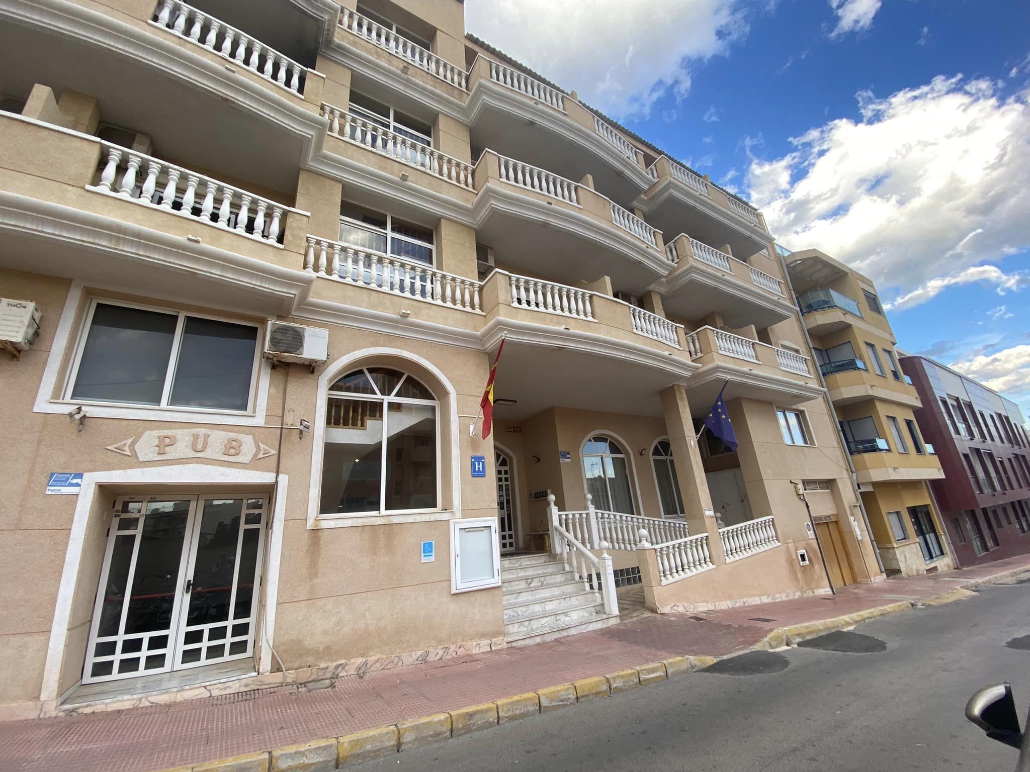 Migrants fill up empty four-star Guardamar hotel
