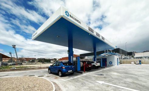 Low-cost chain of self-service petrol stations brought out by oil giant in Spain