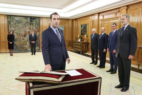 Spain's new economy minister announced and is instantly sworn in by King Felipe