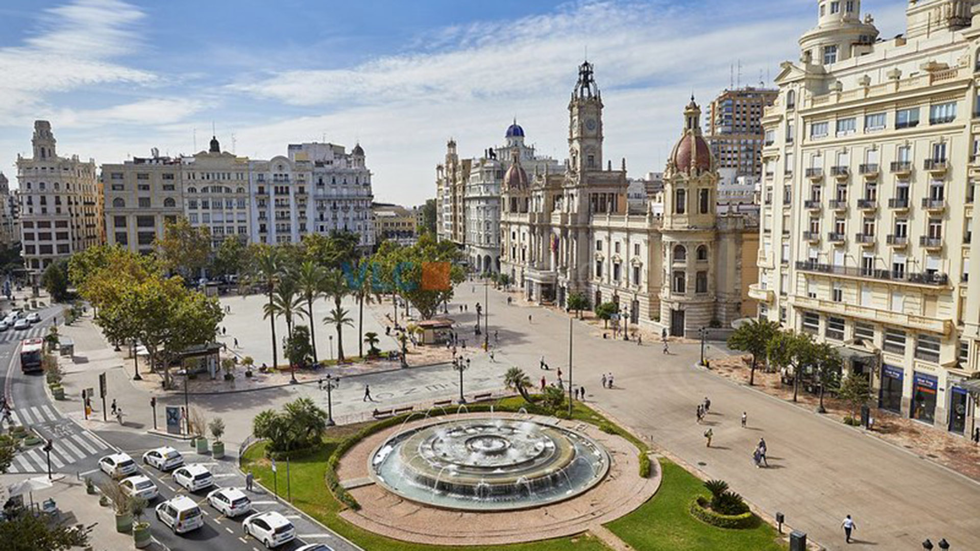 El alcalde descartó un diseño de madera ganador para la nueva plaza del ayuntamiento de Valencia, España.