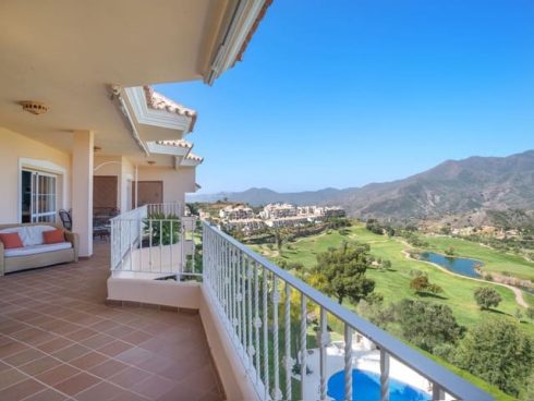 5 bedroom Penthouse for sale in Alhaurin Golf with pool garage - € 470