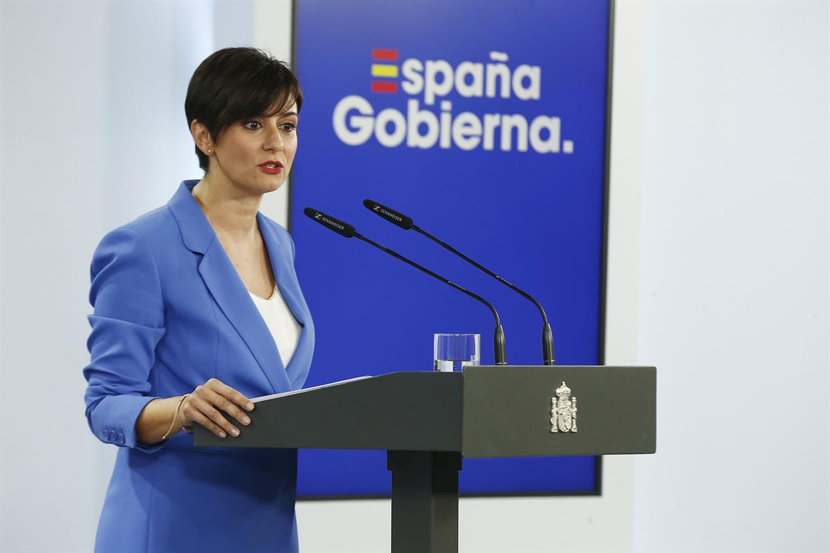 El presidente del Gobierno español prometió facilitar más viviendas asequibles durante su reunión con representantes del sector, pero la oposición le acusa de propaganda electoral