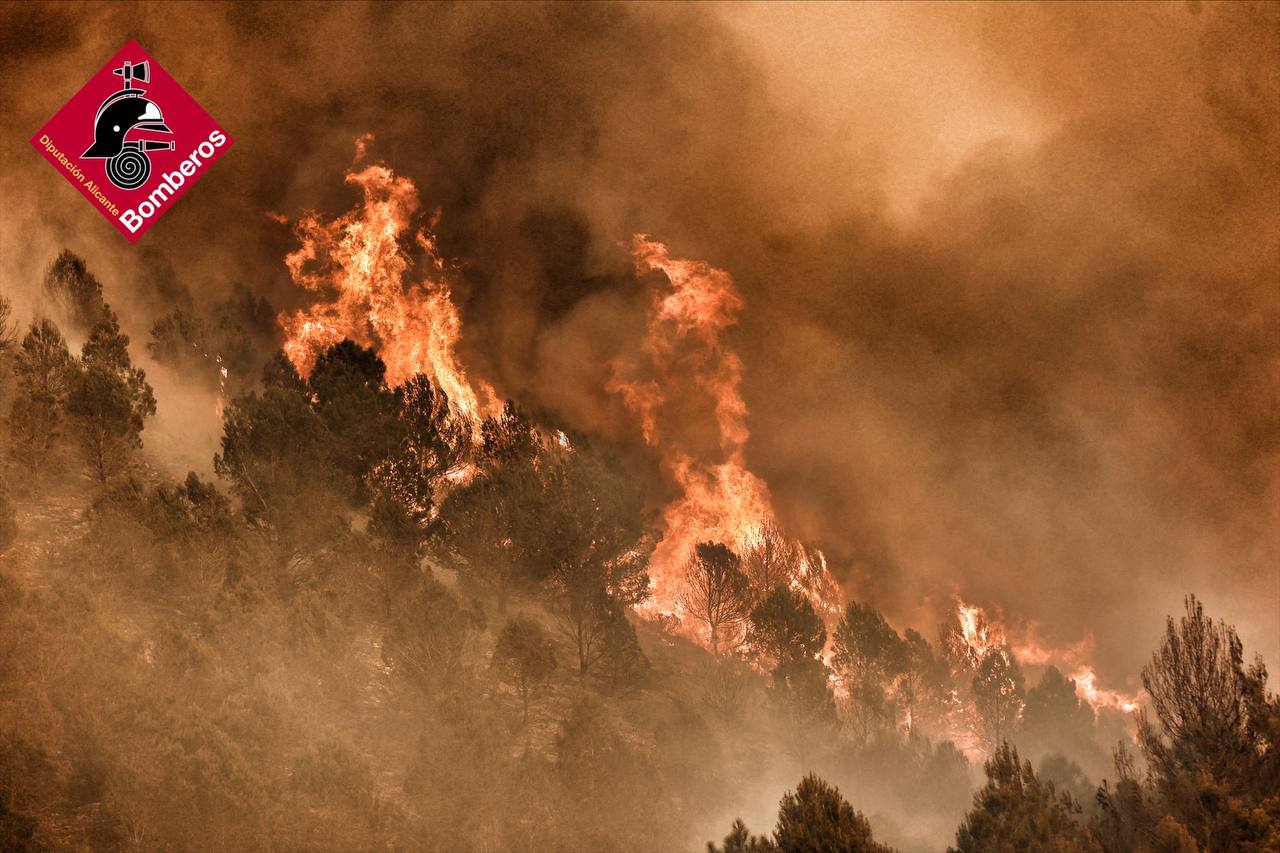 Último incendio en Alicante: tres bomberos resultan heridos mientras el incendio forestal arrasa más de 500 hectáreas y obliga a la evacuación de 180 personas, entre ellas decenas de hippies que intentaron quedarse.