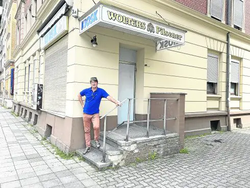 Christian Brueckner:  To be or not to be - Page 30 Pic-46-Author-Jon-Clarke-outside-Brueckners-kiosk-in-Braunschweig-490x368