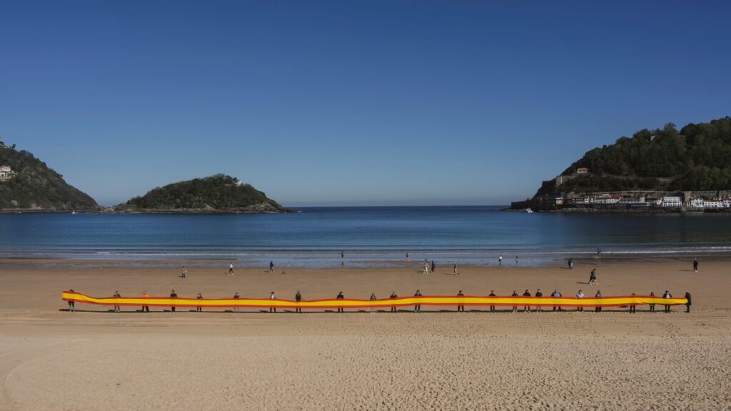 Vox unfurls a 50-metre Spanish flag on the beach in San Sebastian