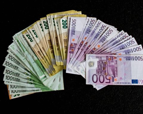 'Whitewash' scammer tries to con Alicante victim out of €400k with 'magic chemical' to change banknote values